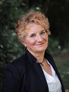 Porträt von Alexandra von Haacke vor grünem Hintergrund