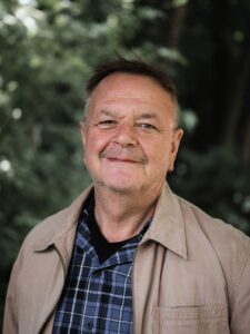 Porträt von Herbert Villhauer vor grünem Hintergrund