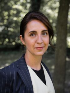 Porträt von Franziska Fuchs vor grünem Hintergrund